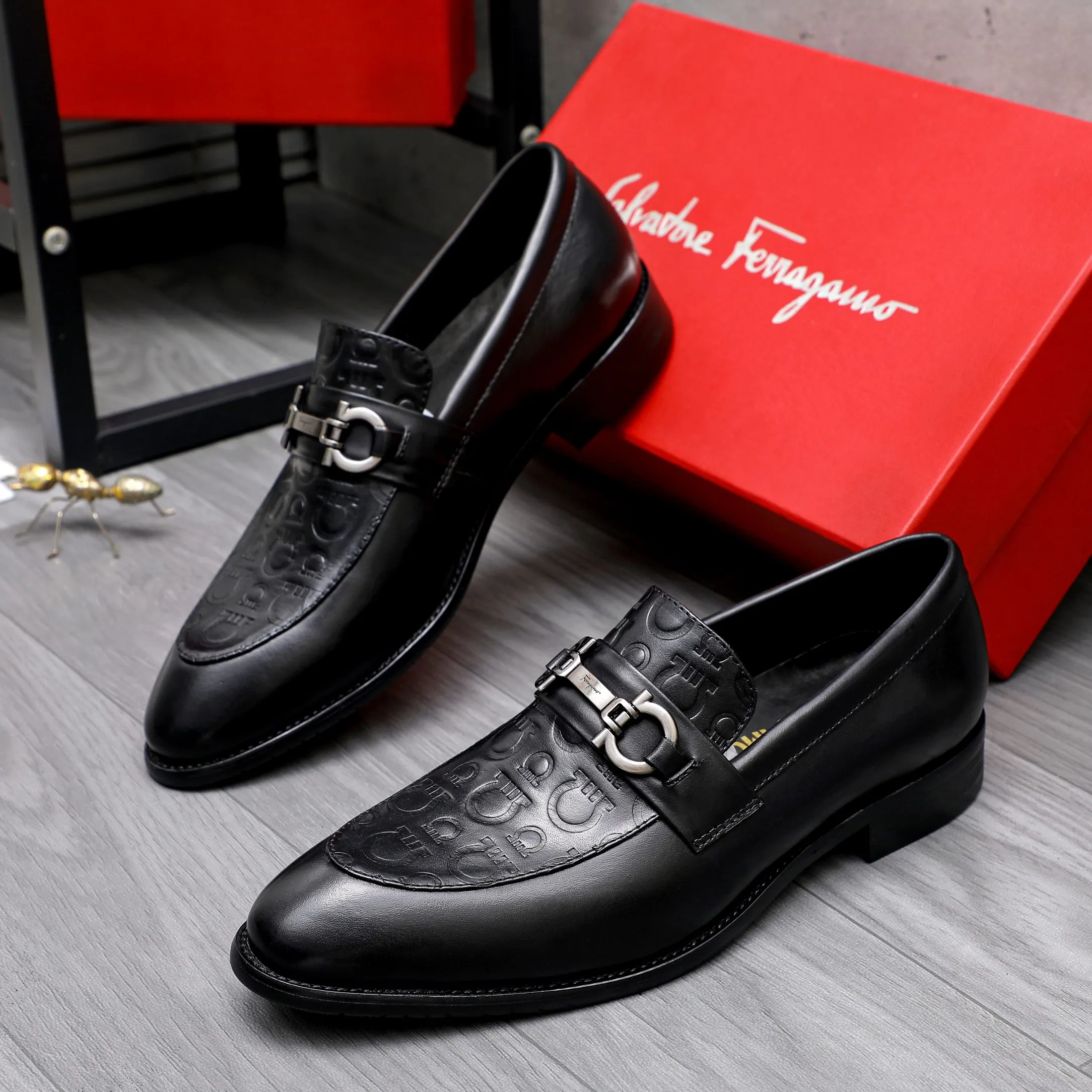Men's shoes 💰480 Product trademark: Ferragamo " Ferragamo ] Business slip-on leather shoes Regular size: 39-44 Product materials: Selected high-quality embossed cowhide upper, cowhide lining, original outsole